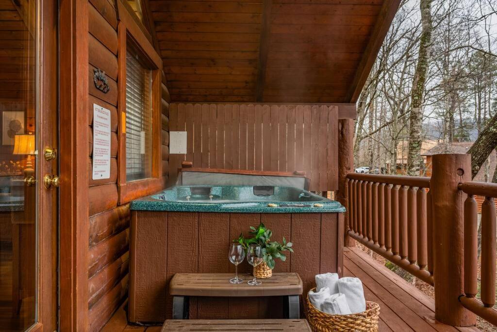 Log Cabin, Hot Tub, Fireplace, Pool Table & Views! Sevierville Eksteriør billede