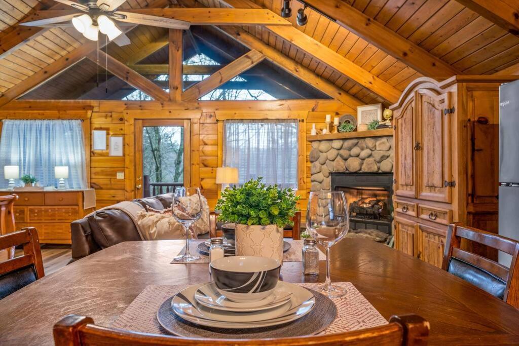 Log Cabin, Hot Tub, Fireplace, Pool Table & Views! Sevierville Eksteriør billede