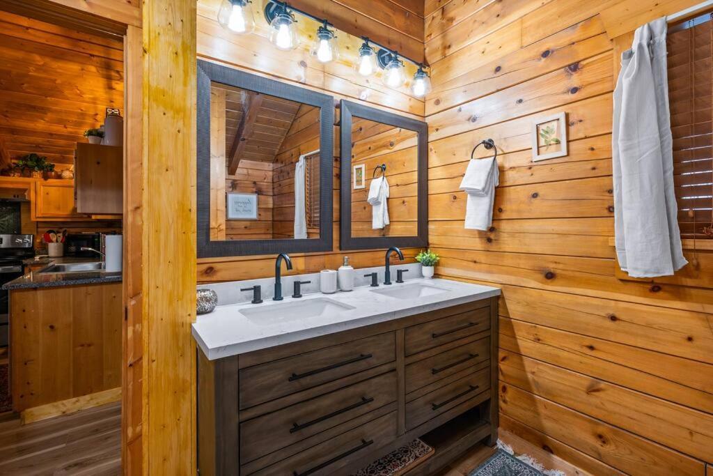 Log Cabin, Hot Tub, Fireplace, Pool Table & Views! Sevierville Eksteriør billede