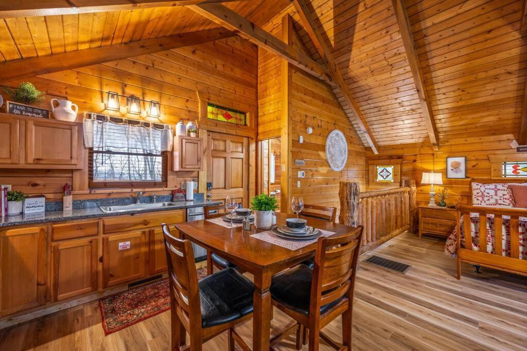 Log Cabin, Hot Tub, Fireplace, Pool Table & Views! Sevierville Eksteriør billede