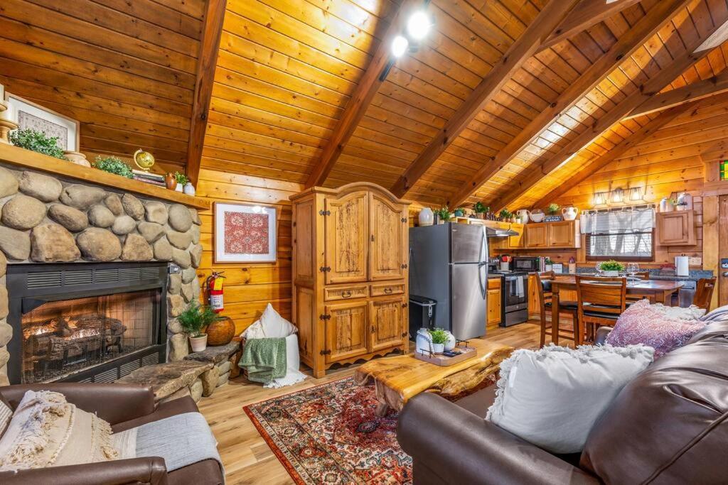 Log Cabin, Hot Tub, Fireplace, Pool Table & Views! Sevierville Eksteriør billede