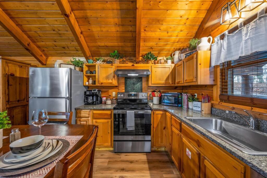 Log Cabin, Hot Tub, Fireplace, Pool Table & Views! Sevierville Eksteriør billede