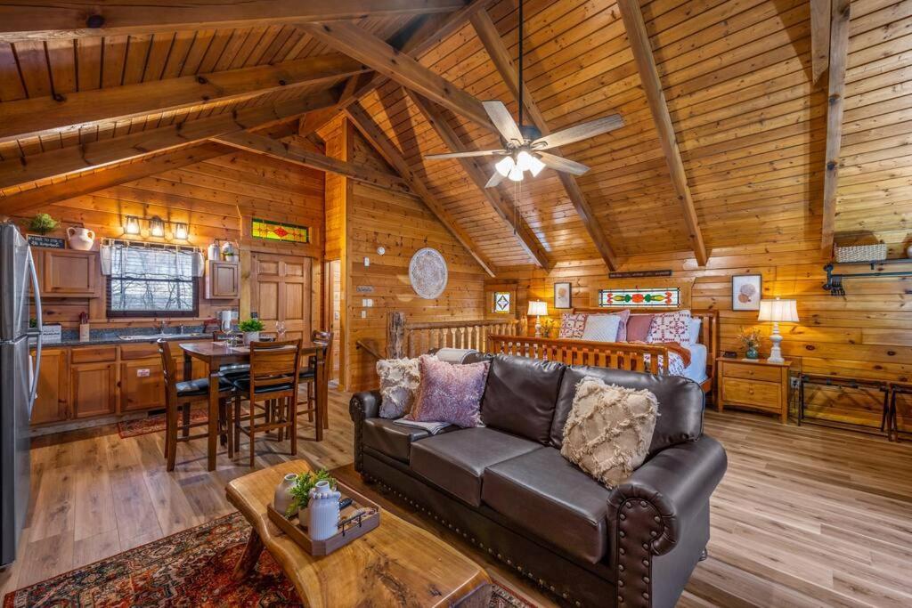Log Cabin, Hot Tub, Fireplace, Pool Table & Views! Sevierville Eksteriør billede