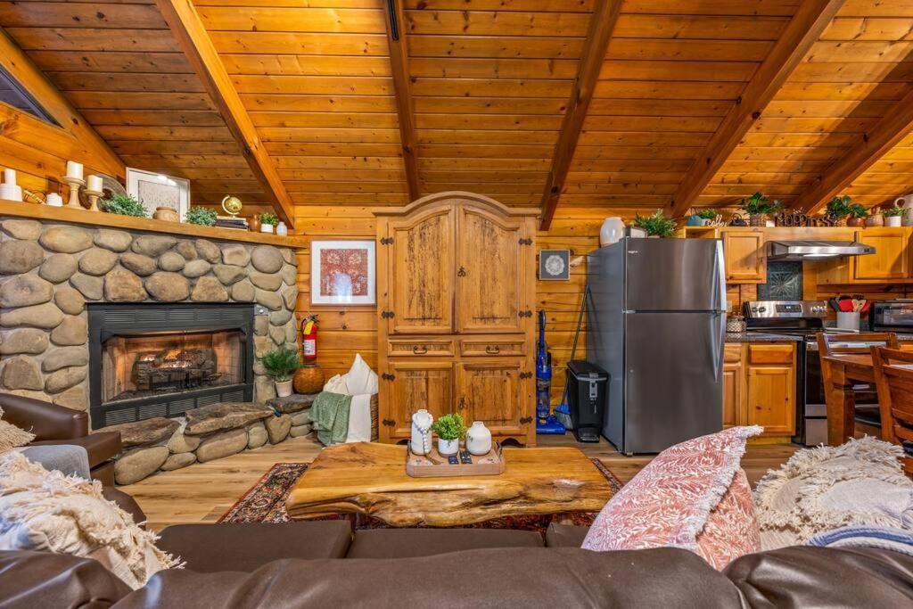 Log Cabin, Hot Tub, Fireplace, Pool Table & Views! Sevierville Eksteriør billede