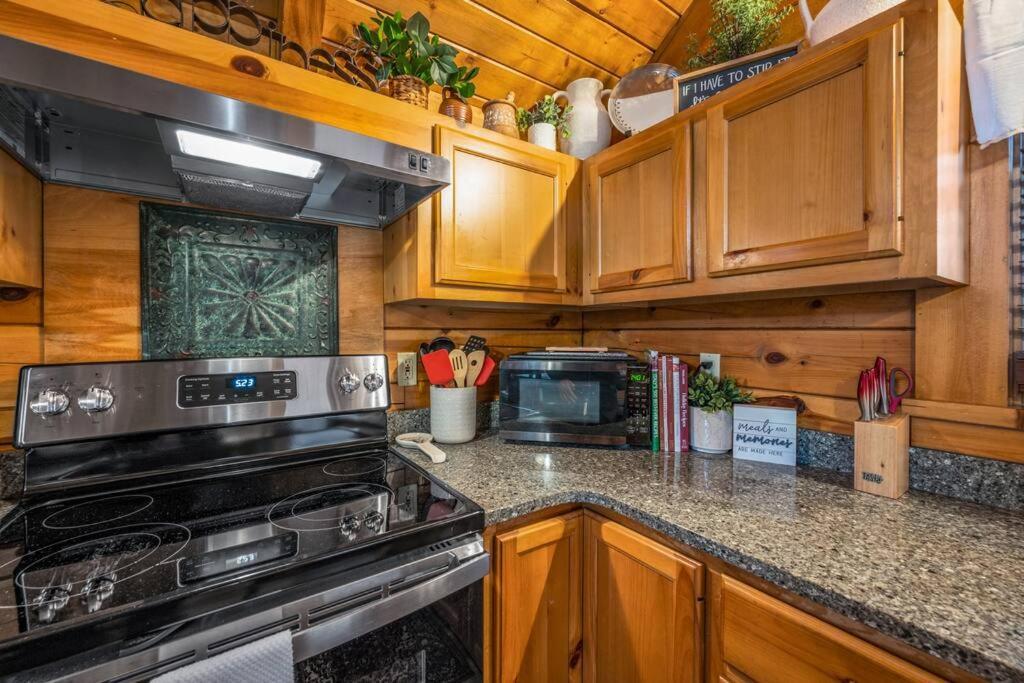 Log Cabin, Hot Tub, Fireplace, Pool Table & Views! Sevierville Eksteriør billede