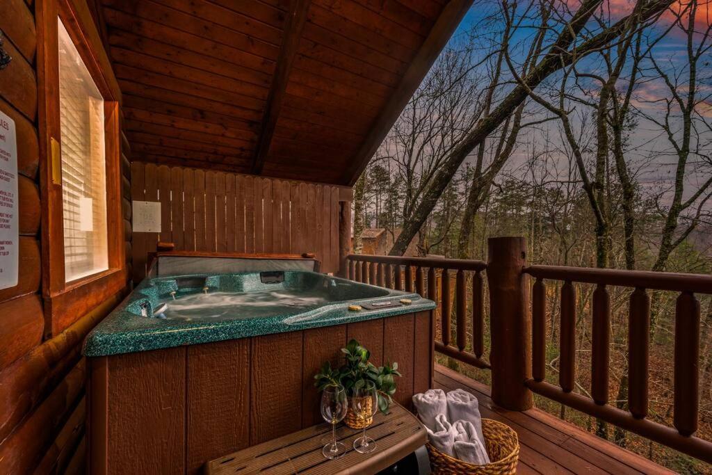 Log Cabin, Hot Tub, Fireplace, Pool Table & Views! Sevierville Eksteriør billede